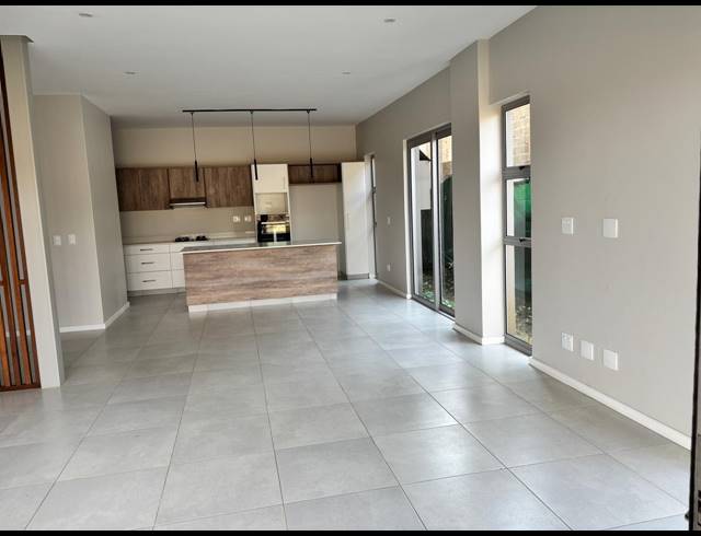 3 BEDROOM TOWNHOUSE FOR SALE IN PALM LAKES ESTATE